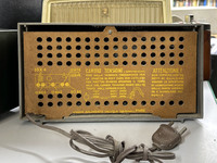 裏面。デフォルトは220～240Vであるが、電圧が異なる地域で使用の際は、所定の内部ターミナル位置にコネクターを差し替えるようにとの注意書きが。また、真空管は推奨品を使うように求めている。