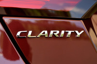 「CLARITY」は英語で「明快」の意。この車名には「クルマの電動化にチャレンジするホンダの方向性を明快に示す」という意思が込められている。