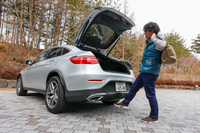 キーを身につけていれば、片足をリアバンパーの下部にかざすだけでテールゲートの開閉ができる。