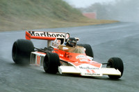 マクラーレンのハントは苦戦しながらも3位入賞を果たし、見事1976年のドライバーズチャンピオンに輝いた。