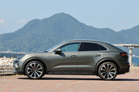 新型「マカン」のボディーサイズは全長×全幅×全高＝4784×1938×1623mm、ホイールベースは2893mm。アルミニウムルーフレールは無償オプションで選択できる。