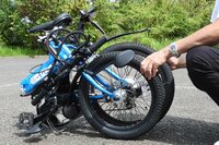 「e-PO」はベースとなった「オフタイム」と同じく、折り畳みが可能。駐輪場がない人も、未使用時には畳んで玄関に置いておく、なんてことができる。