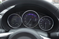 エンジン回転計を中心に据えた「ロードスターRF RS」のメーターパネル。今回の改良でエンジンの最高回転数は6800rpmから7500rpmへと高められた。