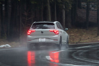 フロントがストラット、リアがトーションビームの足まわりには減衰力可変式ダンパーを装備している。