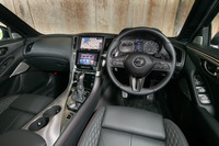 インテリアでは、各部に施された赤いステッチが特徴。フィニッシャーは本アルミとなっている。