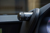 
	メーターフードの左側に備わるドライブモードの切り替えスイッチ。上にひねると「Sport S」、2度ひねると「Sport S+」、下にひねると「Comfort」、2度ひねると「Eco」が選択できる。さらにパワートレイン、シャシーを個別に設定できる「Custom」も選択可能。
	