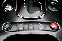 センターコンソールには、サスペンションやリアウイングの調節スイッチがレイアウトされる。周辺のパネル類は、カーボンファイバー製。