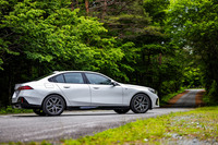 「523d xDrive Mスポーツ」のボディーサイズは、全長×全幅×全高＝5060×1900×1515mm、ホイールベースは2995mm。写真の外板色は「ミネラルホワイト」と呼ばれるもの。実車を前にすると、先々代「7シリーズ」に匹敵するサイズ感に圧倒される。