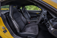 試乗車は「718ケイマンGT4」の標準アイテムとなるスポーツシートプラス（2Way電動調整式）を装備。表皮はインテリアトリムと同様に、レザーとアルカンターラのコンビネーション仕上げとなる。