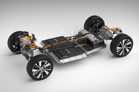 フロアにバッテリーが敷き詰められたEV「XC40リチャージ」のベアシャシー。WLTCモードで400kmの航続距離をうたう。