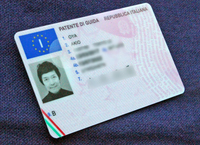 手続き完了から5日後に手元に届いた、筆者の新しい運転免許証。従来の紙製に代えて、欧州基準のプラスチック製になった。