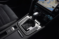 トランスミッションは7段のDSG。シフトレバー周辺には、走行モードの切り替えスイッチや、スタート／ストップシステムのオンオフスイッチが並ぶ。