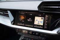 ダッシュ中央には10.1インチの大型タッチスクリーンを搭載。文字の手書き入力などにも対応している。