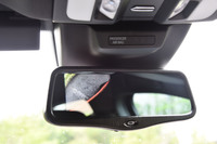 ルームミラーの左側には、死角となる場所のカメラ映像を映し出せる。