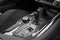 カーボン製のオーナメントでドレスアップされたシフトレバー周辺部。インフォテインメントシステムの操作デバイスは、BMWのものがそのまま使われる。