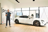 「ポルシェNOW東京」のオープンにあたり、同施設の概要を説明するポルシェジャパンのミヒャエル・キルシュ代表取締役社長。