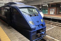 「ランボルギーニ・カウンタック」のデザイナーとして知られるマルチェロ・ガンディーニが手がけた、ルノーのトラック「マグナム」を思わせる「883系ソニック」。JR九州初の振り子式車両である。