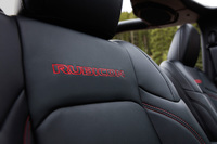 装備は4ドア仕様の「ラングラー アンリミテッド ルビコン」に準じたもので、ヒーテッドステアリングホイールやフロントシートヒーター付きレザーシートなどが採用されている。