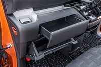 グローブボックスやアッパーグローブボックス、センターロアボックスなど、充実した収納スペースも「eKスペース／eKクロス スペース」に準じたものとなる。