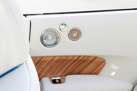 16個のスピーカーからなるビスポークオーディオの後席用スピーカー。マイクによって車内のノイズをモニタリングし、常に最適な状態となるよう音量と音質を調整する機能が搭載されている。