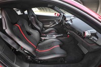 レーシーかつ上質なシートがパッセンジャーを迎える。助手席の前方には、7インチのタッチスクリーンディスプレイが備わる。