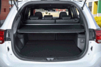 リアシートは6：4の分割可倒式。シートを倒すことで、荷室の容量を拡大できる。（写真をクリックすると、シートの倒れる様子が見られます）