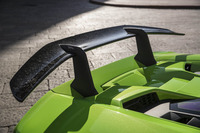 テールエンドにはフォージドコンポジット製の巨大なリアウイングが装着されている。その付け根に吸気口が設けられており、中には可動式のフラップが隠されている。