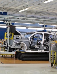 ラインに並ぶ「ステルヴィオ」。カッシーノ工場は「プレミアム製品のためのプレミアムプラント」をうたう。