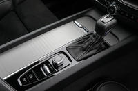 ボルボが「DRIVE-E」と呼ぶ自社開発エンジンに組み合わせられる8段AT。シフトノブは「R-DESIGN」専用のデザインを採用したもの。