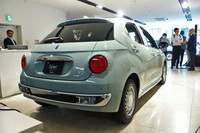 「ビュート ストーリー」のリアビュー。ヘッドランプと対になる丸型のリアコンビランプが目を引く。