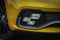 ヘッドランプの下に備わる「R.S.ビジョン」は、チェッカードフラッグをモチーフにデザインされている。