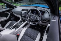 10インチのタッチスクリーンと12.3インチのHDインストゥルメントクラスターを備える「SVR」のコックピット。他の「Fペース」がダイヤル式のシフトセレクターであるのに対して、「SVR」ではレバー式を採用している。