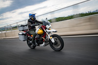 ゆったりとしたストローク感が印象的な「V85 TT」のサスペンション。オフロードでは前後ともに170mmというホイールトラベルにより、高い悪路走破性能を発揮する。