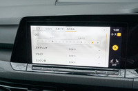 電子制御ダンパー「DCC」については、減衰力を任意で調整できるようになった点もトピック。調整の幅も広く、「スポーツ」モード選択時より硬い設定や、「コンフォート」モード選択時より柔らかい設定を選ぶこともできる。