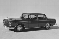 日産製高級セダンの原点ともいえる初代「セドリック」。高い先進性が自慢で、1964年には東京オリンピックの聖火を運ぶという大役も担った。