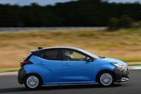 試乗車の前後バンパーには、開発段階の車両（プロトタイプ）であることを示すカムフラージュが施されているが、量産型はボディー同色となる。写真は14インチホイールを装着していた、6段MTの1.5リッターガソリンエンジン車。