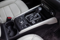 2.5リッター直4ターボエンジンに組み合わされるトランスミッションは6段AT。ステアリングホイールにシフトパドルも備わっている。