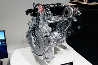 RZ4E-TCという型式名の電子制御コモンレール式直噴ディーゼルターボエンジン。排気量1898ccから最高出力150PS/3600rpm、最大トルク353N・m（36.0kgf・m）/1800-2500rpmを発生する。