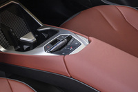 シフトセレクターやハザードスイッチ、デフロスターなどの数少ないメカニカルなスイッチ類はセンターアームレストの前方にまとめて搭載される。