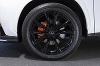 “Fスポーツ”専用デザインの20インチアルミホイール。「IS」から始まったハブボルト式締結を採用している。