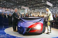 2010年3月、ジュネーブショーで。「アルファ・ロメオ・ドゥエッタンタ」を披露するパオロ氏（左）。