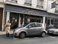 フロントバンパーの左部分を粘着テープで補修した「スズキ・スイフト」。