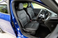 試乗車はオプションの「レザーパック」（レザーシート＋前席シートヒーター）をチョイスしていた。標準はファブリック×レザー調のシート表皮。