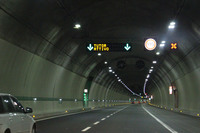 A1号線フィレンツェ‐ボローニャ間で。トンネル内にも「テューター」作動中であることを知らせる電光表示が。
