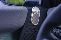 「harman/kardonサラウンドサウンドシステム」のドアスピーカー。MINIらしいデザインへの気づかいが伝わってくる。