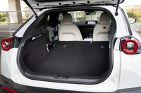 後席の背もたれは60：40分割で倒すことができる。荷室フロアとの段差を最小化することにこだわったというだけあって、写真のとおりのフラットさだ。