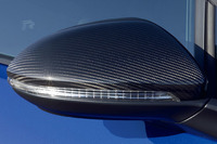 カーボンドアミラーがエクステリアのスポーティーさを高めている。