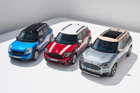 3世代の「MINIカントリーマン」（写真右端が新型）。ディテールの違いはあれど、並べてみると、全体的な印象はよく似ている。