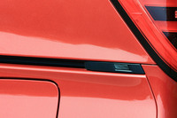 電動バックドアは開口時のドアの角度を任意で設定可能。スイッチは車体の側面に備わっており、背の低い人でも無理なく操作できる。