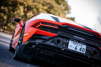 「スーパースポーツエキゾースト」と呼ばれる高効率の上方排気システムを新たに採用。排気口がバンパー下に配置されていた従来型に対して「ウラカンEVO」では、リアガーニッシュ直下に排気口がレイアウトされている。